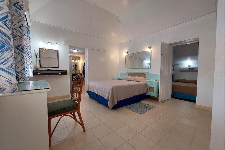 Mojawapo ya vyumba viwili vya kulala, chumba hiki chenye nafasi kubwa kina kitanda cha ukubwa wa kifalme na kina bafu kamili.
Kuna dawati la kompyuta yako na Wi-Fi ya bila malipo