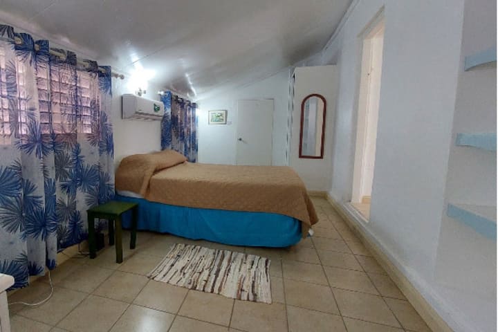 Chumba cha kulala cha pili kina kitanda cha watu wawili na pia kinafaa. Kuna hifadhi nzuri kwa vitu vyote binafsi ikiwa ni pamoja na sehemu ya kabati ya kuning 'inia nguo. 
Ubao wa kupiga pasi na pasi hutolewa kwa urahisi na vyumba vyote vya kulala vina 
 kiyoyozi