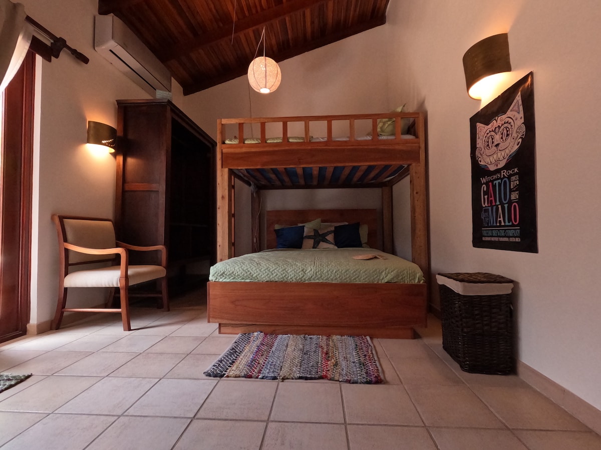 غرفة النوم الوسطى # 2 - بسرير واحد وسرير بطابقين بإجمالي 3 أسرّة ، مع باب خاص لمنطقة المزرعة ، تتسع الغرفة لـ 3 أسرّة.