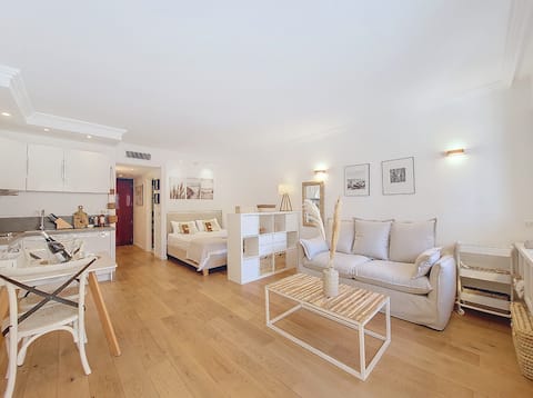 Top performing Airbnb: Bright Studio, swimming-pool in Rue De France