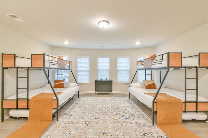 儿童房。有6张床。床下也有脚轮