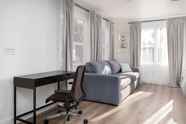 Studio With Parking, Full Kitchen & Bath - Oakland, CA
