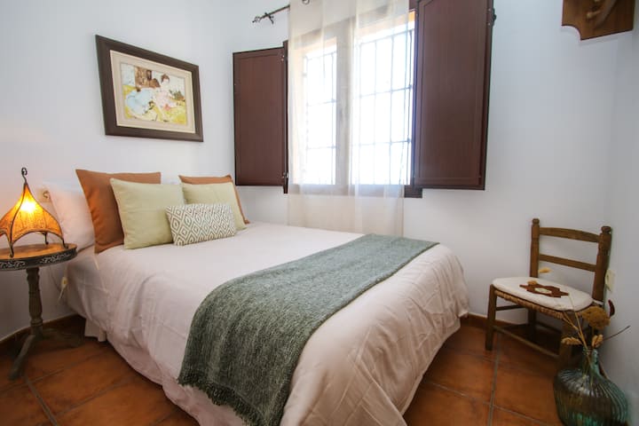 Dormitorio con cama doble o individual.
Medidas 120 cm. 
Calefacción  