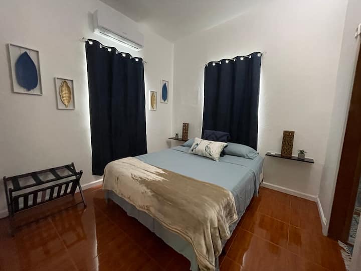 Krevat dopio "Queen" me dollapë ajri të kondicionuar dhe në banjë me kostum. 