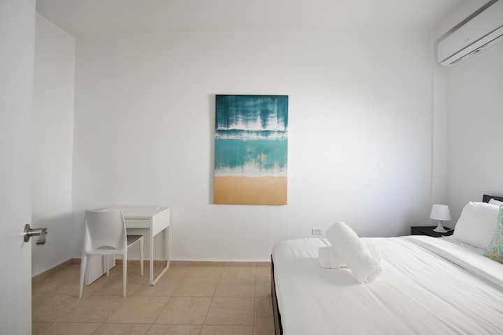 Dhomë gjumi komode dhe e ndriçuar me ajër të kondicionuar