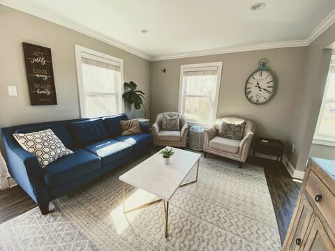 2 Bedroom Plus Bonus Loft Townhouse Near IAD