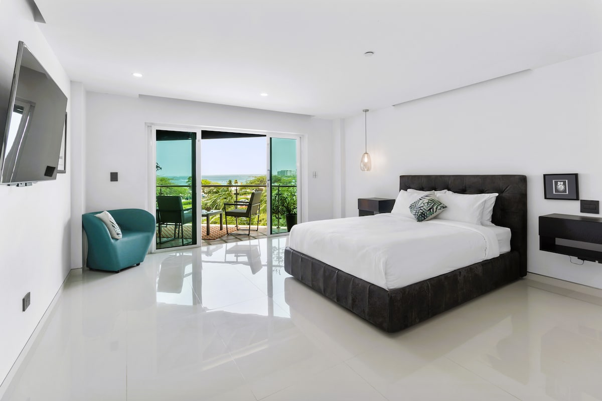 Спална соба 2 | Висококвалитетни чаршафи, постелнина и многу перничиња се обезбедени за релаксирачки одмор.