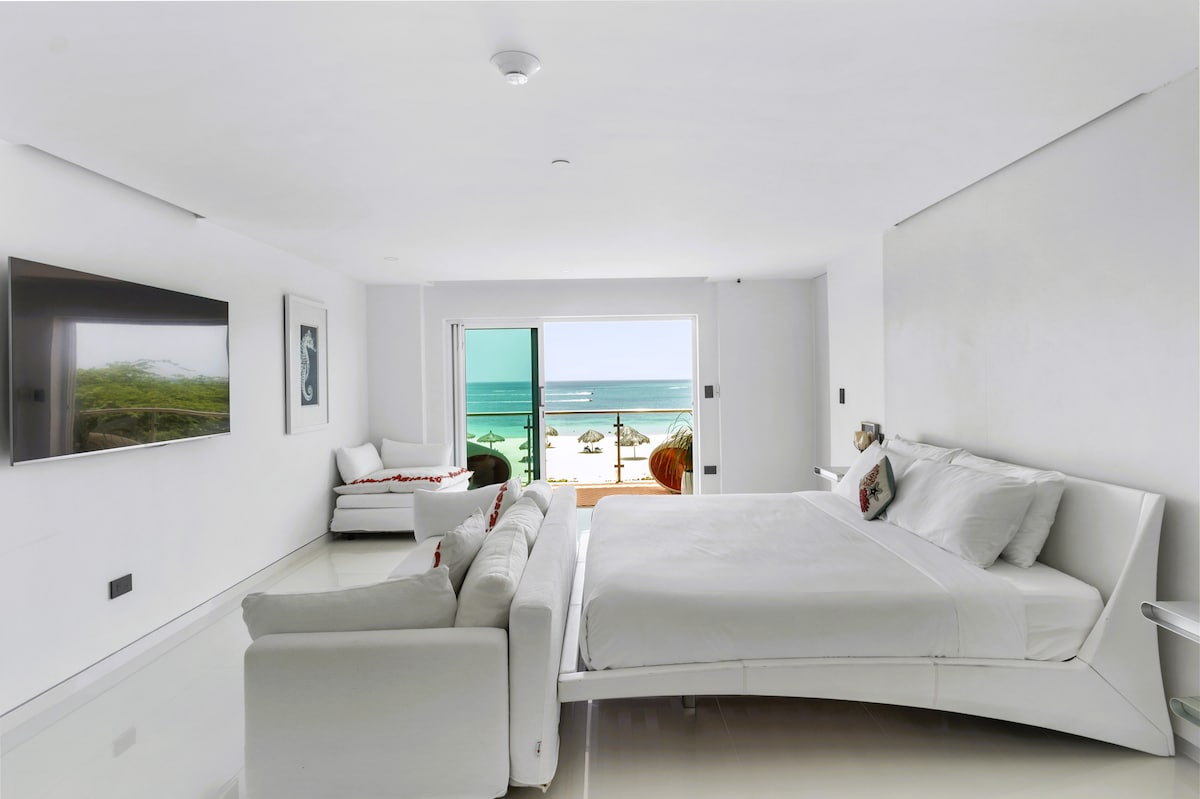 Главна спална соба | Уживајте во овој луксузен простор со најубавиот поглед на познатата плажа Игл