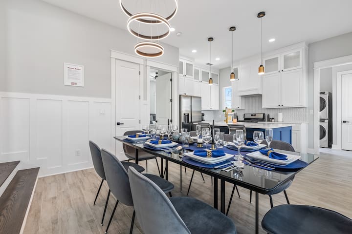 Gorgeous Home with Lounge, Wet Bar, and Casino gallery image 3