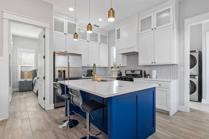 Gorgeous Home with Lounge, Wet Bar, and Casino gallery image 4