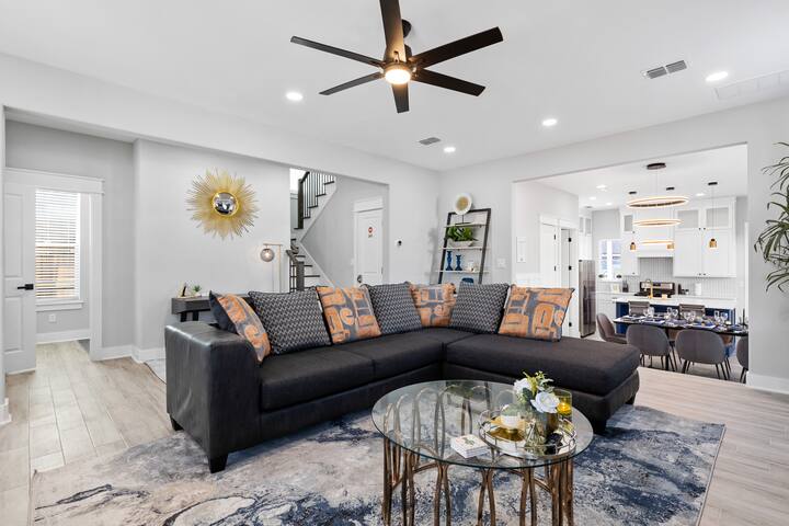 Gorgeous Home with Lounge, Wet Bar, and Casino gallery image 2