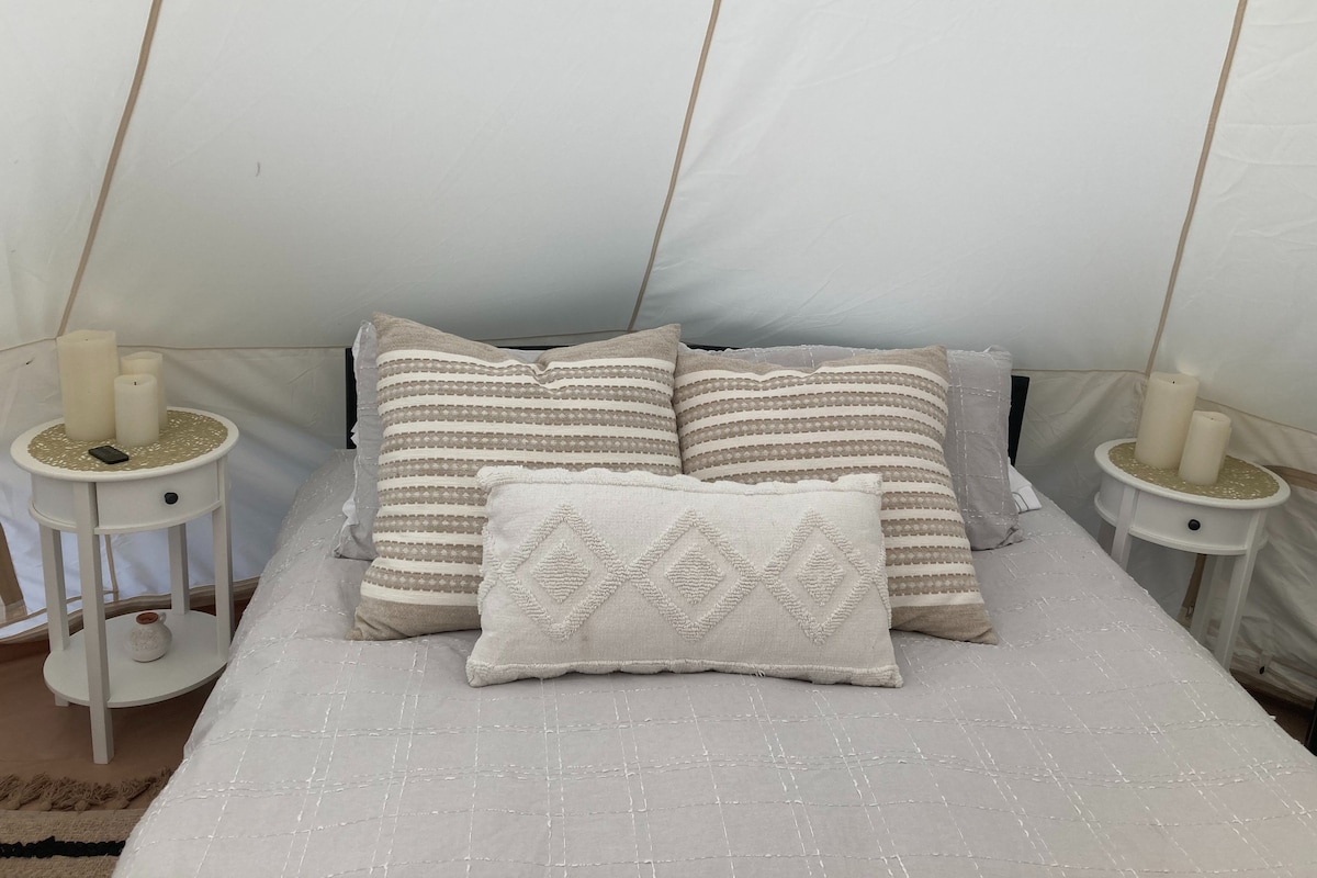 Táto manželská posteľ je pohodlná a elegantná.