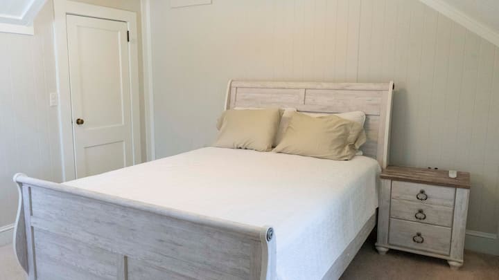 Queen Bedroom Upstairs (2)