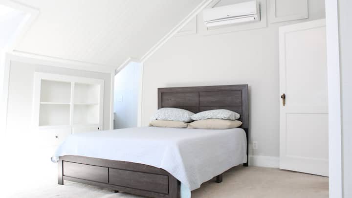 Queen Bedroom Upstairs (1)