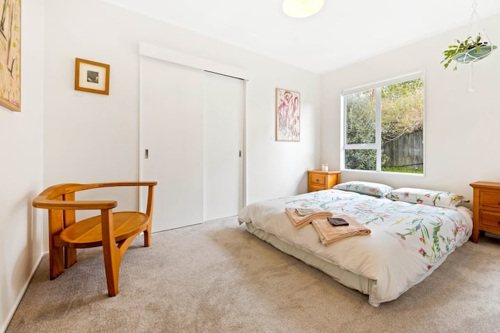 ห้องนอนที่สองมีเตียงควีนไซส์ที่สะดวกสบายมาก 