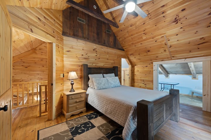 Hlavná spálňa na 2. poschodí s manželskou posteľou veľkosti Queen