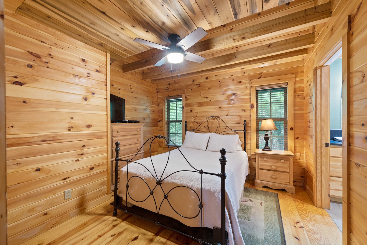 Spavaća soba na prvom katu s bračnim krevetom