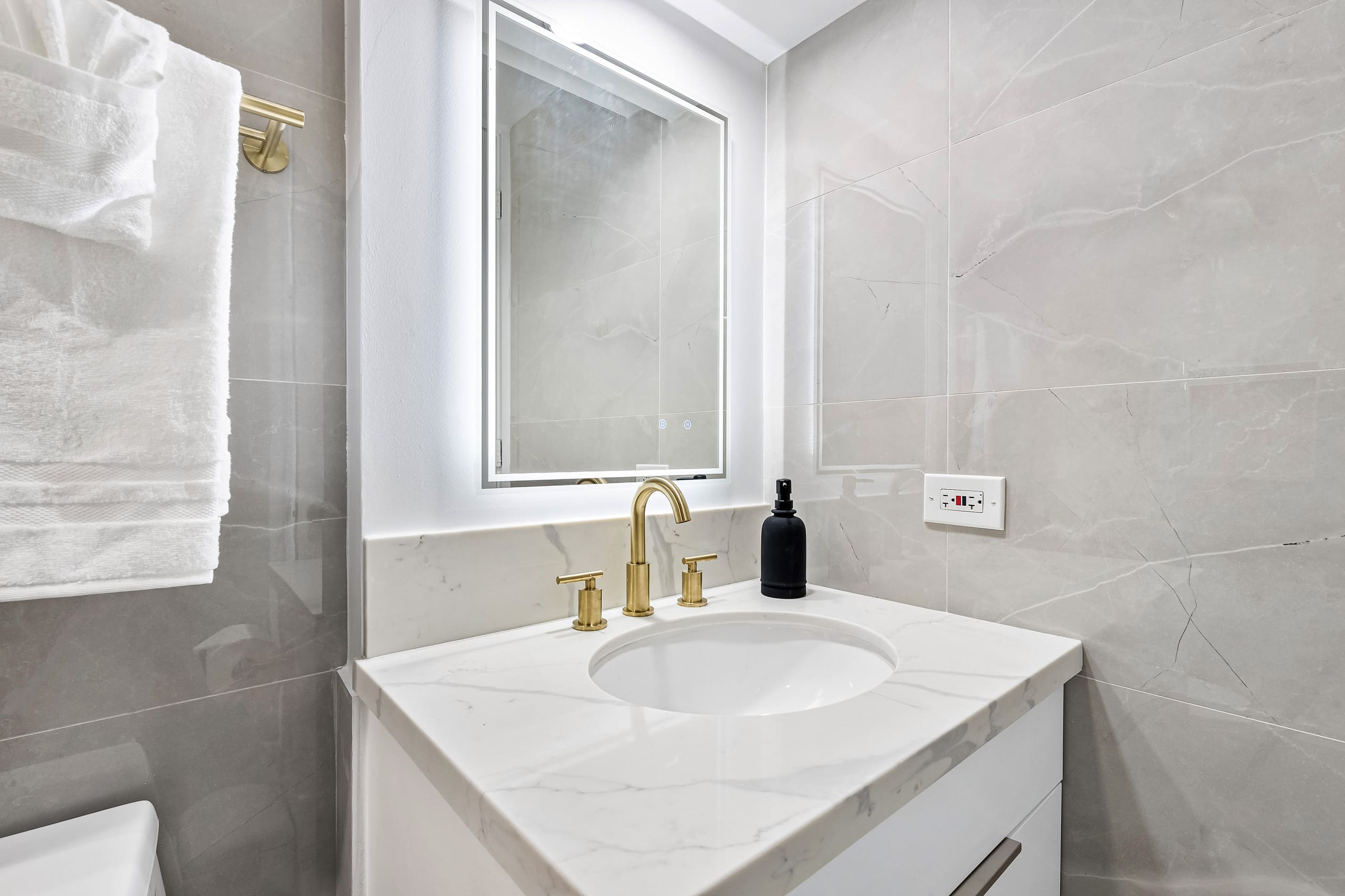 Condo in Honolulu · ★4.84 · Studio · 2 beds · 1 shared bath - Image 20