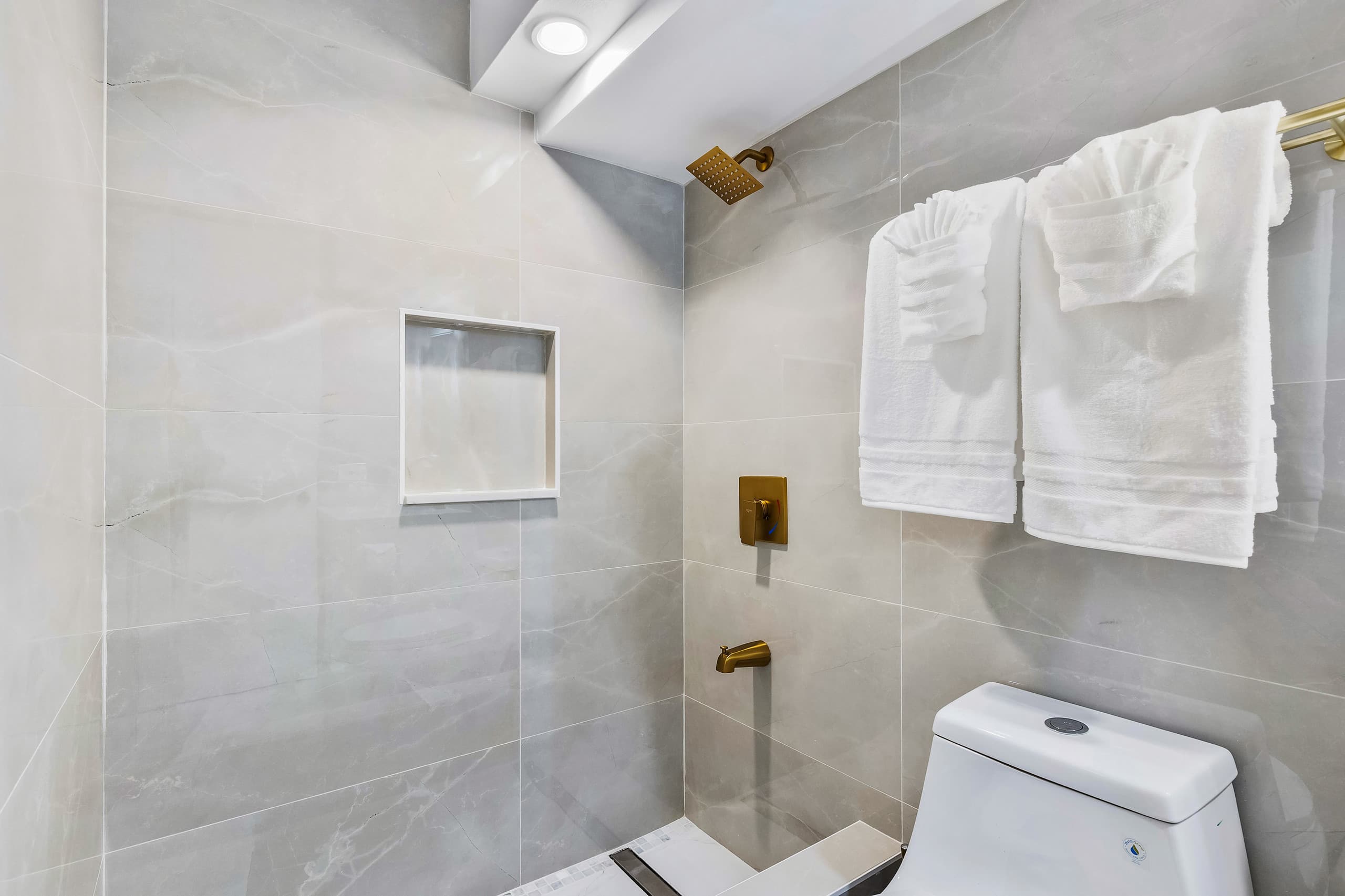 Condo in Honolulu · ★4.84 · Studio · 2 beds · 1 shared bath - Image 21