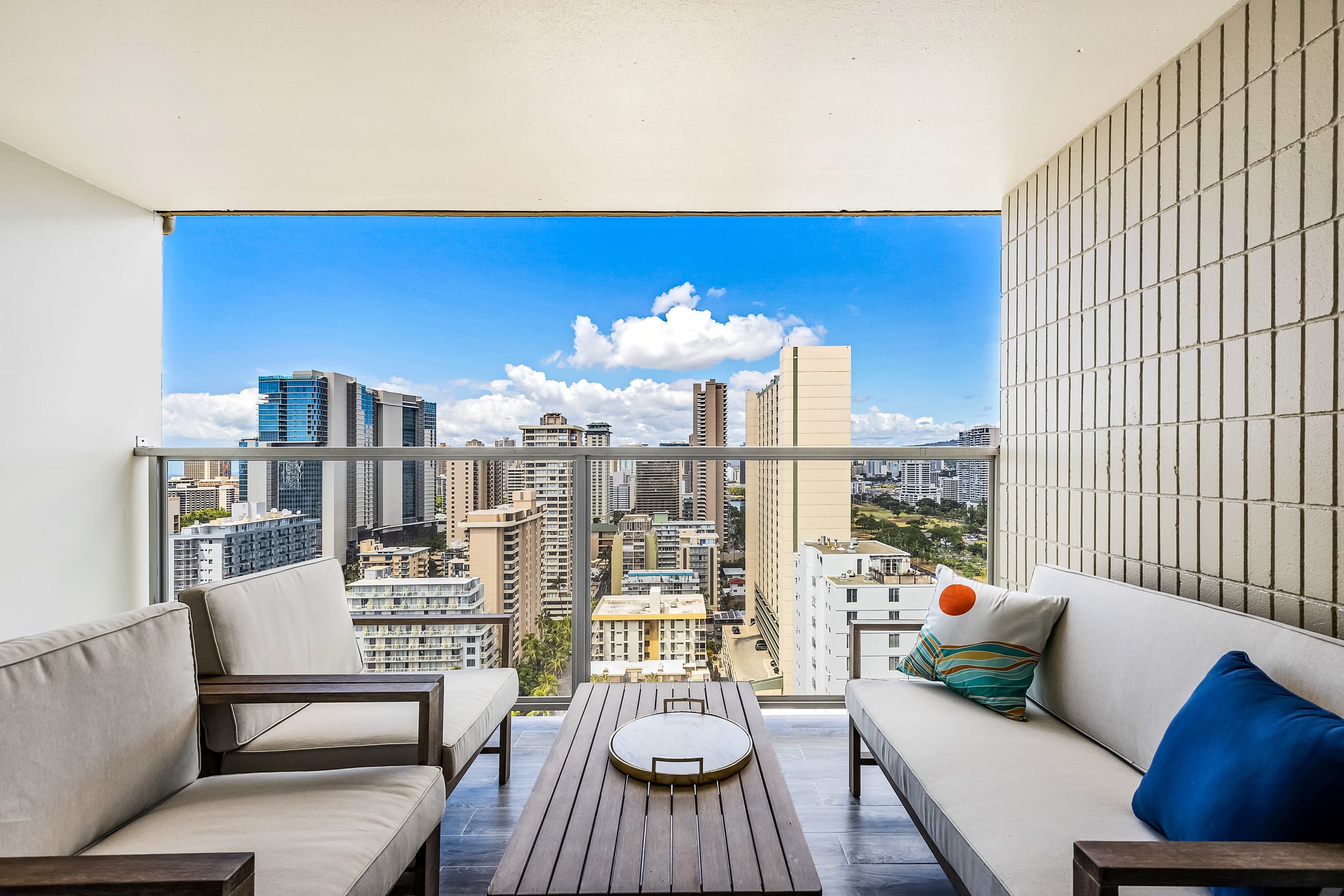 Condo in Honolulu · ★4.84 · Studio · 2 beds · 1 shared bath - Image 2