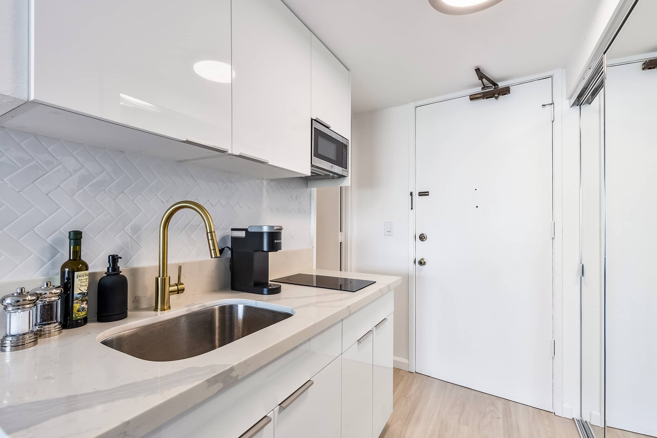 Condo in Honolulu · ★4.84 · Studio · 2 beds · 1 shared bath - Image 13