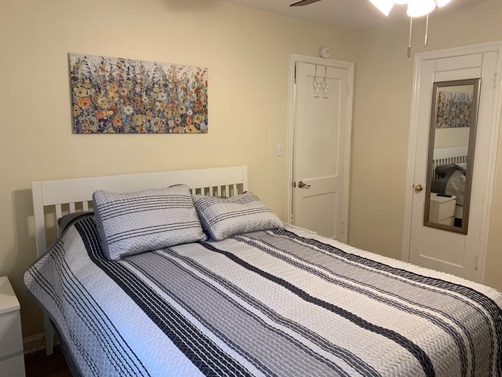 سرير بحجم كوين في غرفة النوم الرئيسية في الطابق الرئيسي. يحتوي على مرتبة شبه ثابتة. يوجد تلفاز ذكي في الغرفة.