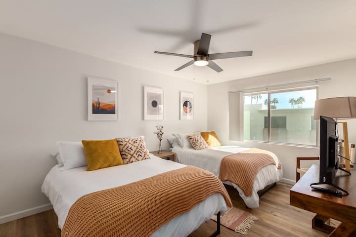 This bright room will sleep up to 4, and is a perfect place to recharge with a 40in Smart TV also ready for you to sign in and stream your shows right where you left off