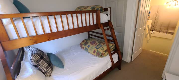 Seconda camera da letto con matrimoniale sul fondo e singola per adulti in alto.