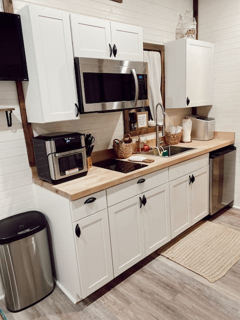 Top performing Airbnb: Delightful 1 bedroom tiny home near Asheville in Swannanoa