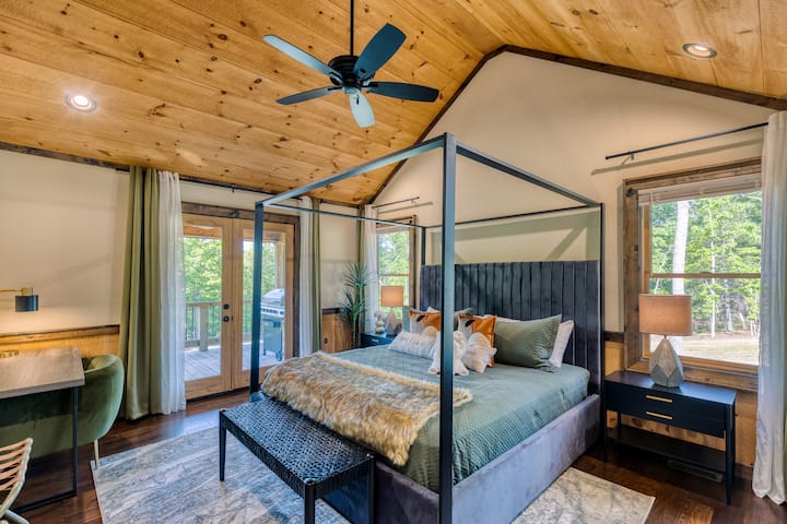 Sumérgete en esta cómoda cama tamaño king con baño privado