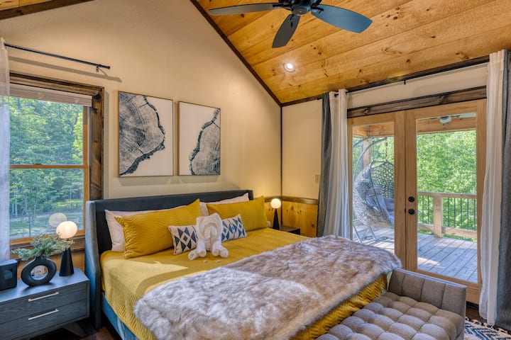 Dormitorio con cama tamaño king y acceso al balcón.