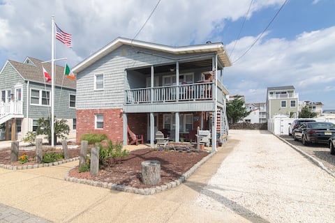 Amazing 4 bedroom stay, 4 houses from the beach!