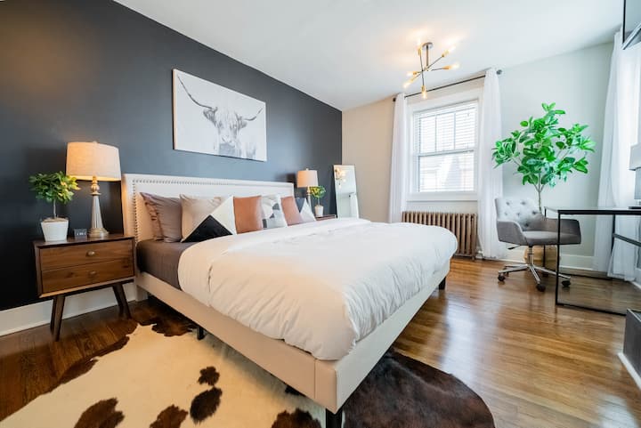 Starehe karibu na meko iwe umeingia kwenye kitanda cha ukubwa wa mfalme au kufanya kazi kwenye dawati ukiwa na mwonekano wa kuvutia wa jiji. 