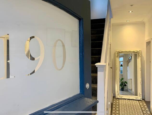 Entire modern home & Annex sleeps 13 gallery image 3