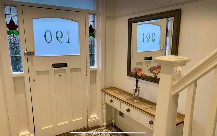 Entire modern home & Annex sleeps 13 gallery image 4