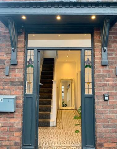 Entire modern home & Annex sleeps 13 gallery image 2