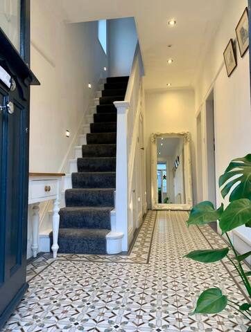 Entire modern home & Annex sleeps 13