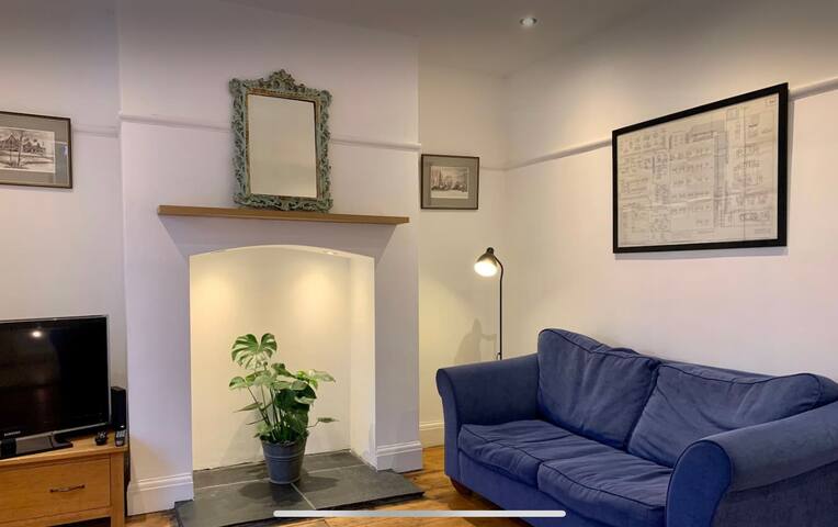 Entire modern home & Annex sleeps 13 gallery image 5