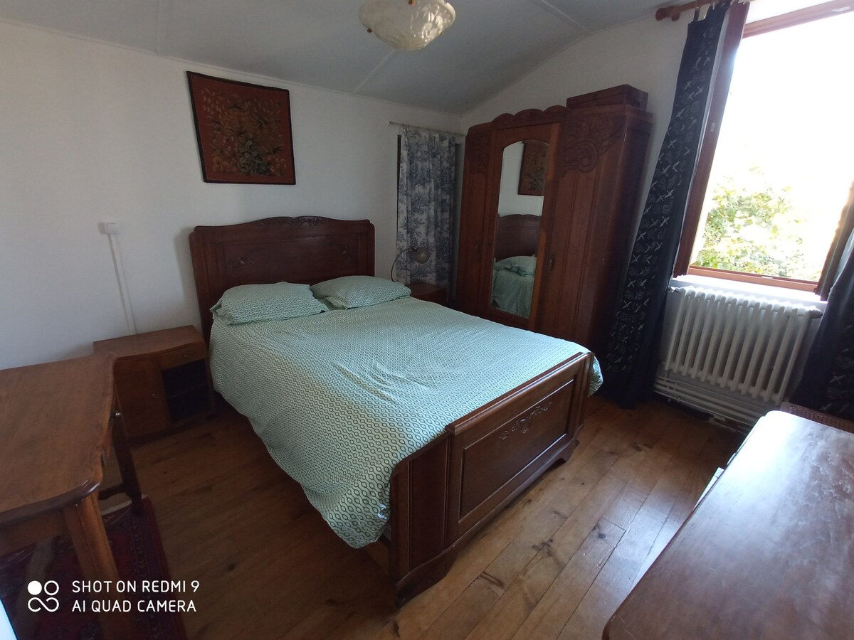 ห้องนอนชั้นบน: เตียงคู่