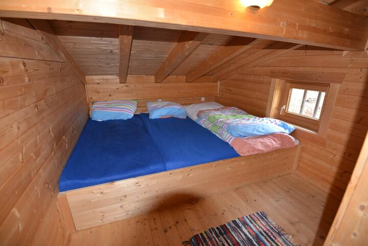 Schlafzimmer mit großem Doppelbett im Obergeschoss