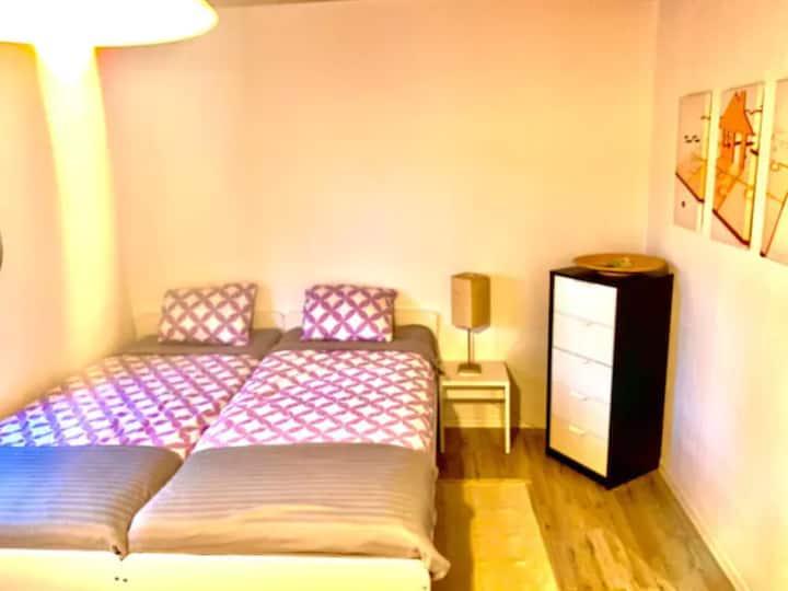 房间装潢舒适，配有两张单人床和一张沙发床。 它为多人提供舒适的睡眠场所，非常适合家庭或小团体入住。