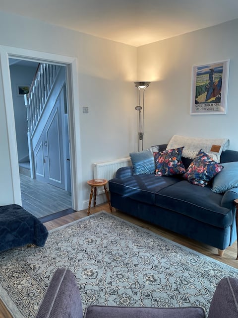 Successful Airbnb property: Leckhampton townhouse - Perfect for the Festivals in Leckhampton With Warden Hill