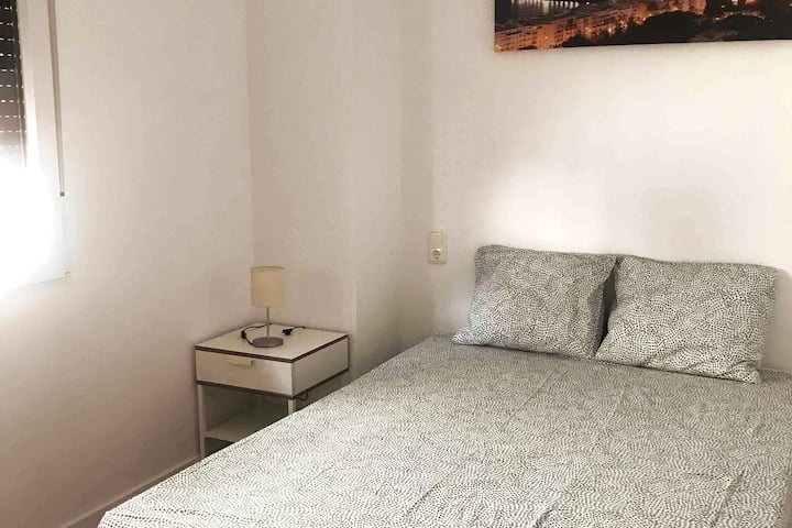 Spálňa 1 - Vonkajšia izba s manželskou posteľou 135 cm a šatníkom.