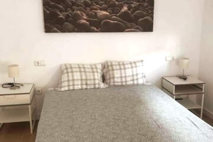 Spálňa 3 - Vonkajšia izba s 1 manželskou posteľou 150 cm a šatníkom.