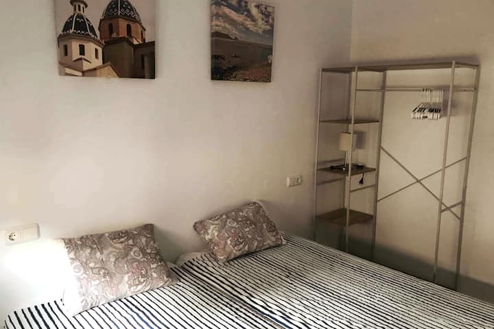 Spálňa 2 - Vonkajšia izba s 2 samostatnými lôžkami s 90 cm a šatníkom.