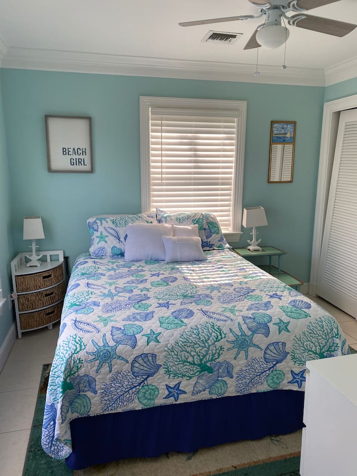 غرفة نوم كبيرة مبهجة مع خزانة ضخمة!