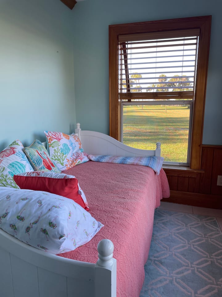 غرفة مزدوجة مريحة بسرير متحرك وإطلالات رائعة!