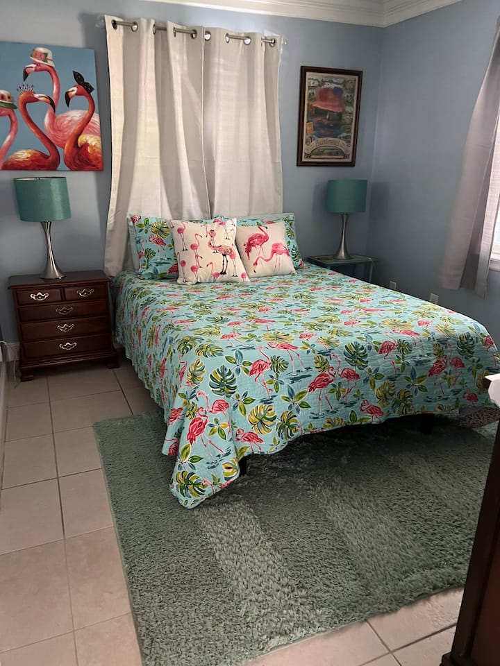 غرفة نوم فلامنغو بسرير قابل للتعديل بمقاس كبير بجوار الحمام