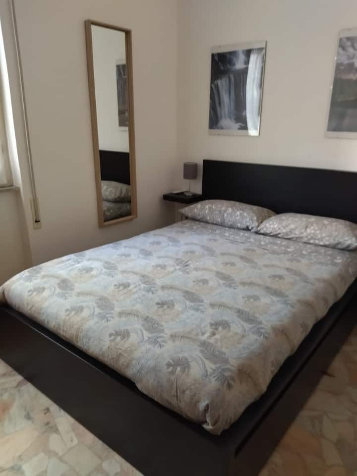 Многу удобен брачен кревет (широк 150-179 см) број два