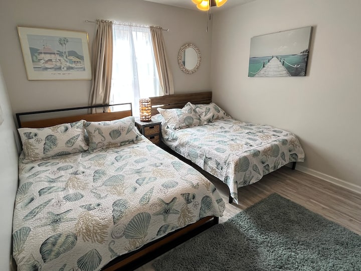 Druhá spálňa s dvoma manželskými posteľami veľkosti queen.